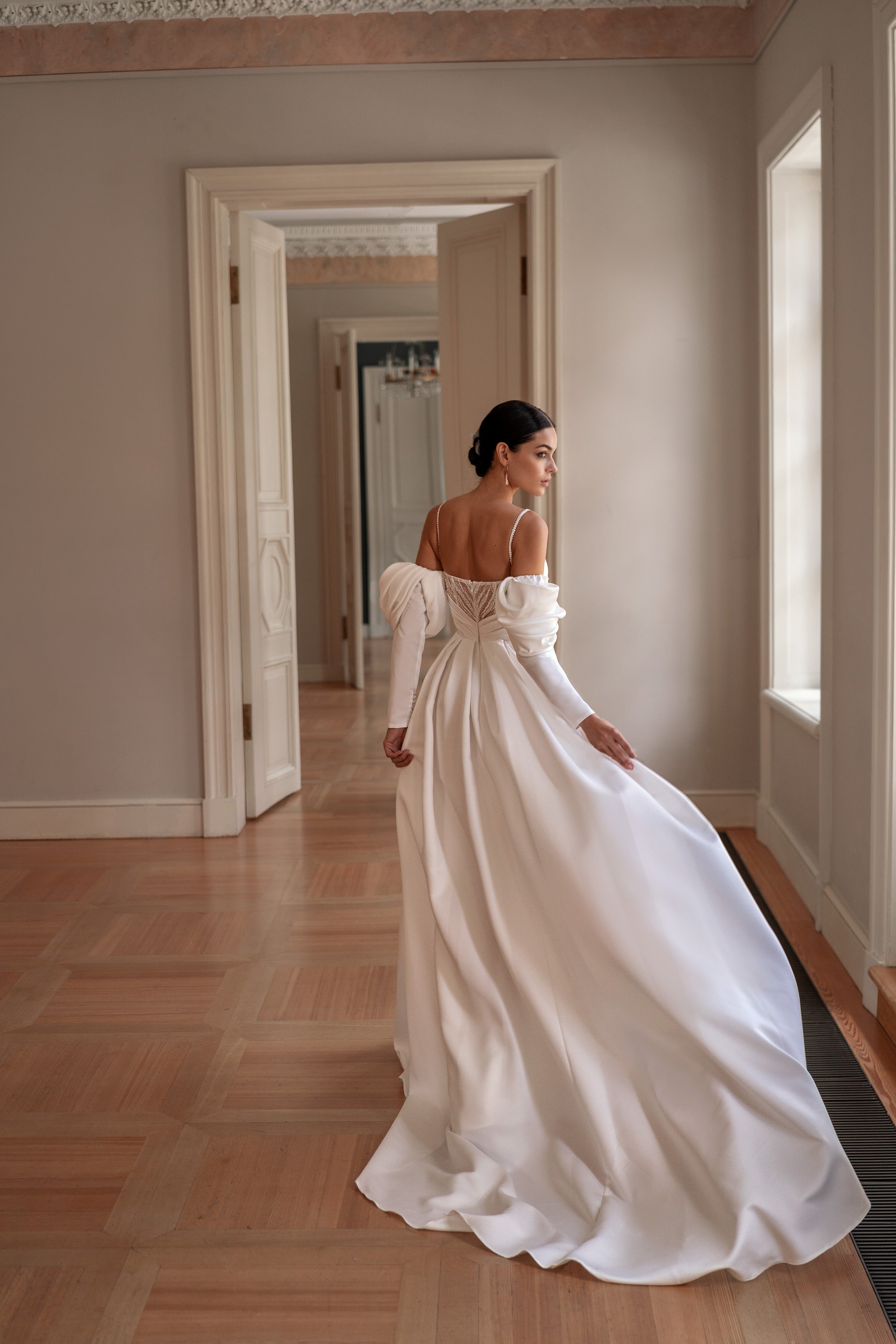 Minimalistic A-Line Spaghetti Strap Gown with Removable Sleeves EU36 Minimalistic A-Line Spaghetti Strap Gown with Removable Sleeves EU36