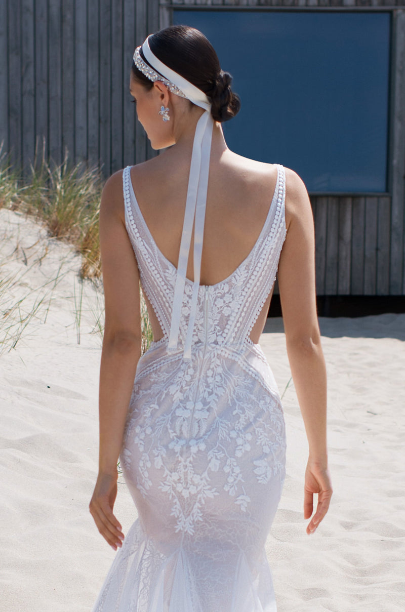 Precioso vestido de novia de sirena con cuello en V moderno sin mangas