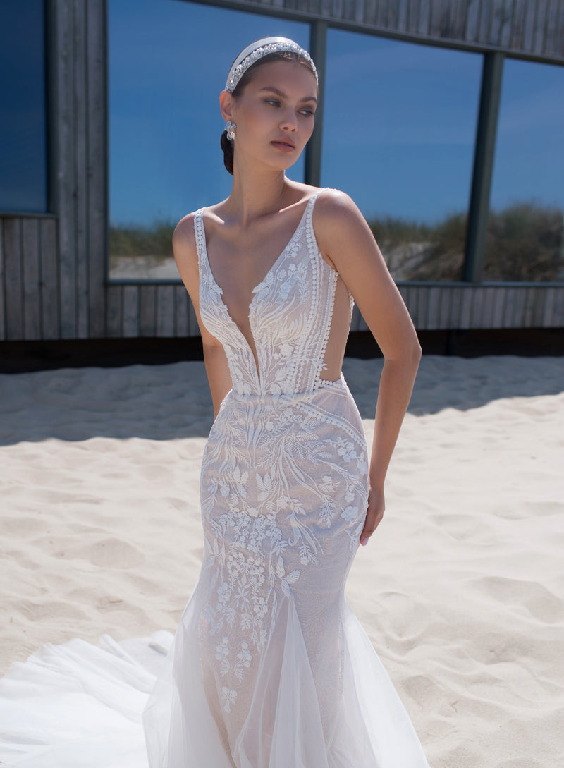 Precioso vestido de novia de sirena con cuello en V moderno sin mangas