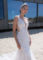 Gorgeous Sleveless Modern V-Neck Mermaid Wedding Gown