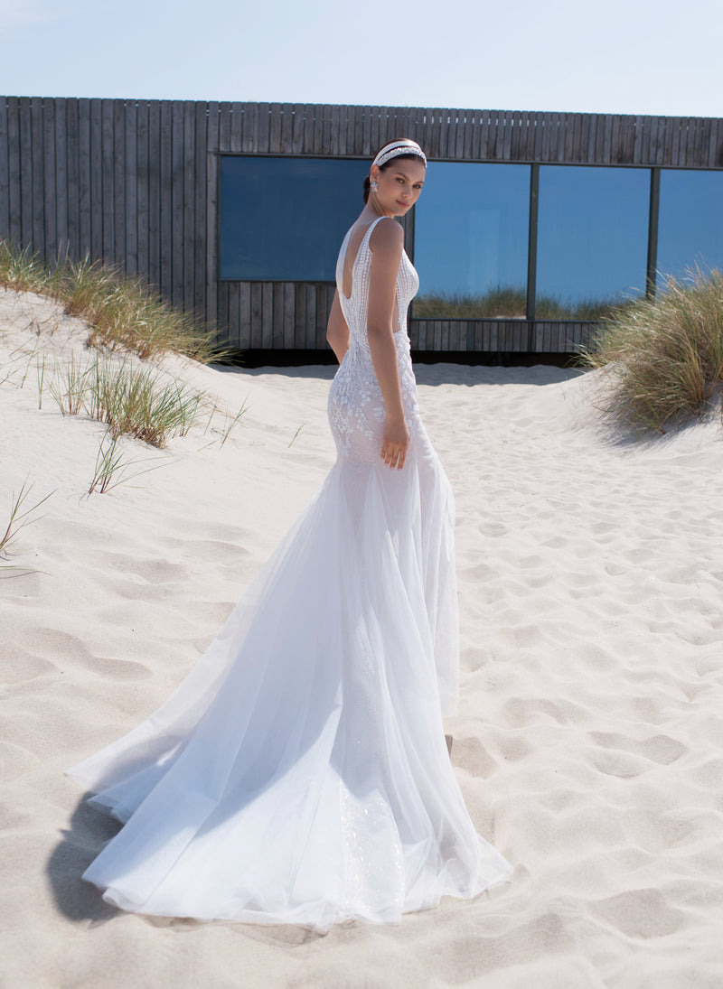 Precioso vestido de novia de sirena con cuello en V moderno sin mangas