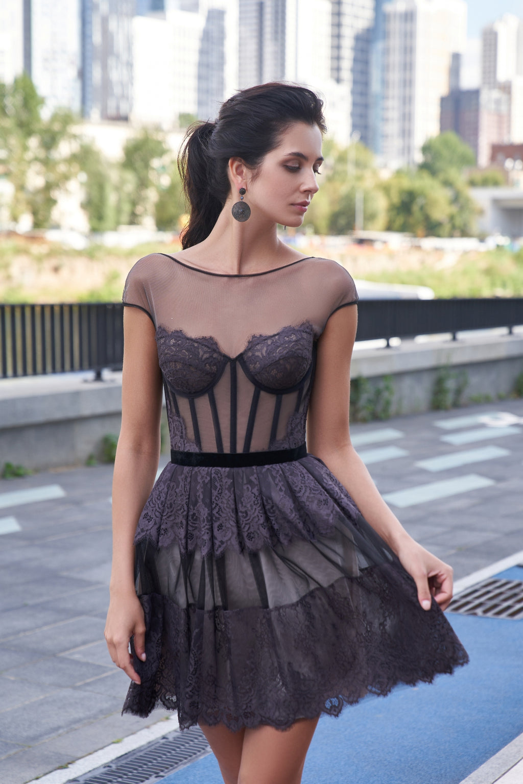 Mini vestido de cóctel negro de encaje con escote transparente