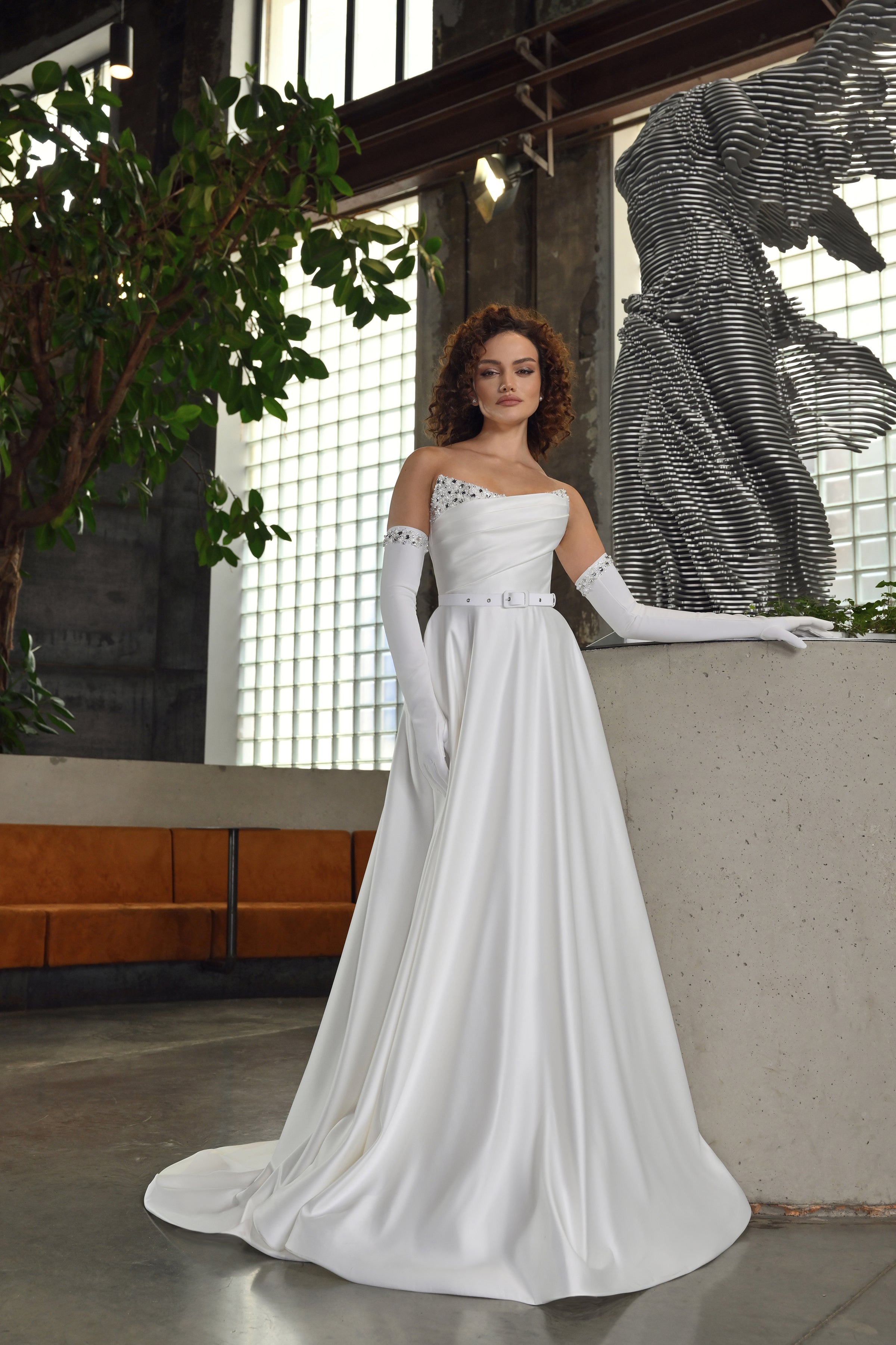 Strapless A-Line Minimalist Wedding Dress With Gloves EU32 Strapless A-Line Minimalist Wedding Dress With Gloves EU32