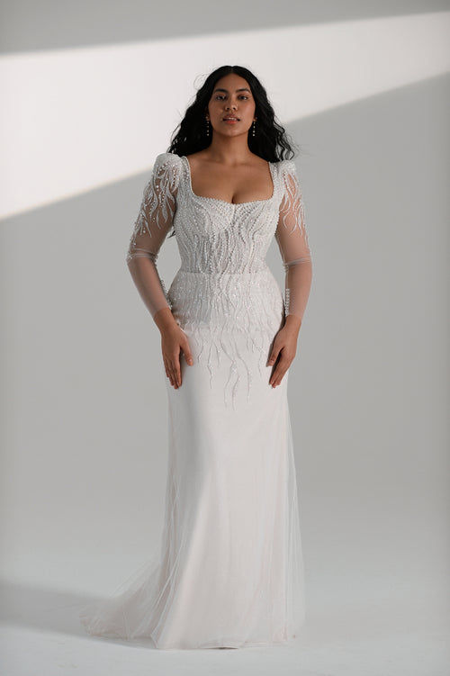 Robe de mariée fourreau à manches longues et décolleté carré scintillant avec corset au dos 