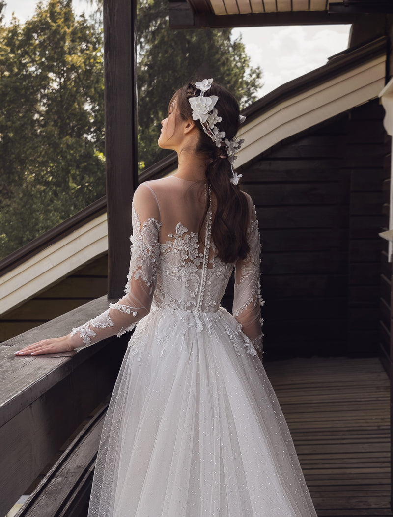 Vestido de novia de tul con lunares y encaje de manga larga