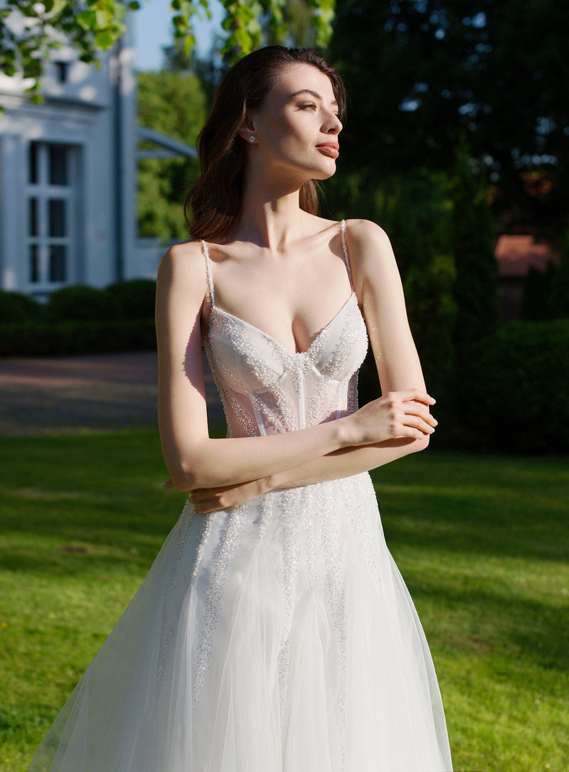 Vestido de novia evasé con escote corazón y tirantes finos