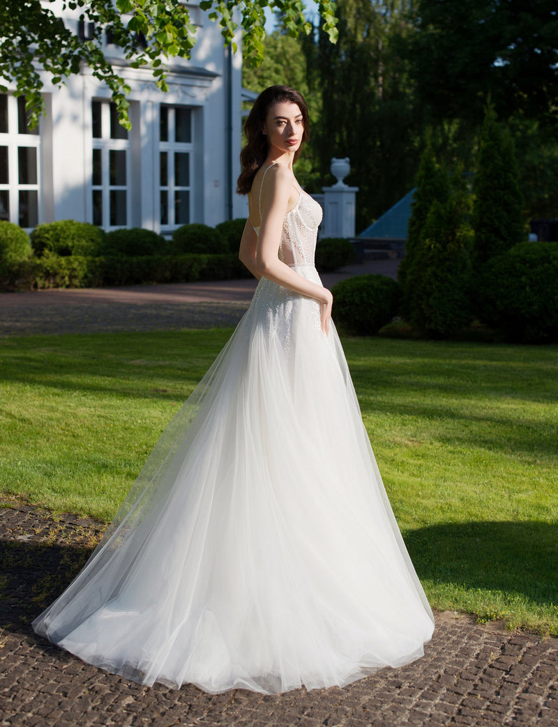 Vestido de novia evasé con escote corazón y tirantes finos