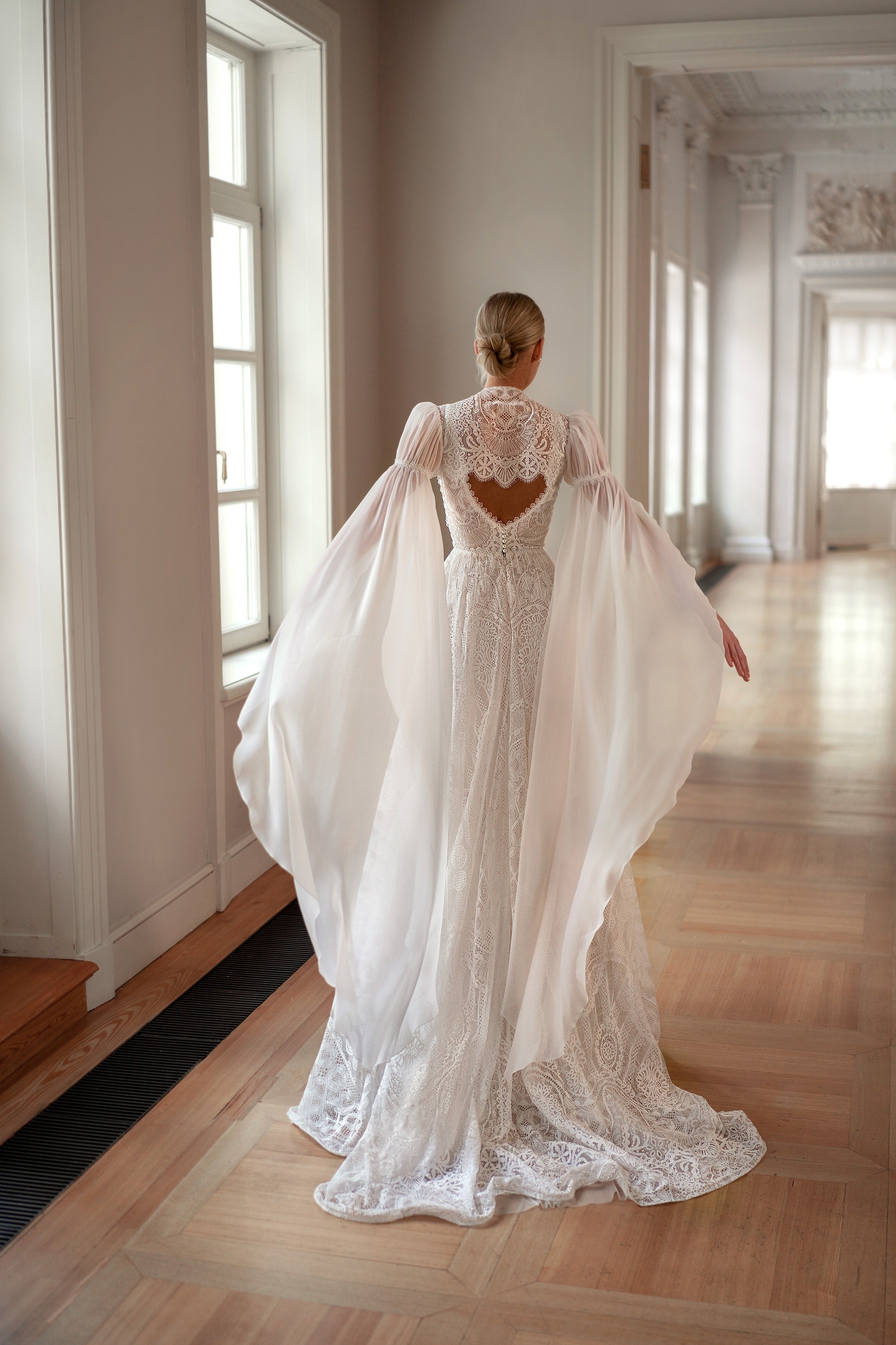 A-Line V-Neck Bohemian Lace Wedding Dress with Removable Cape EU34 A-Line V-Neck Bohemian Lace Wedding Dress with Removable Cape EU34