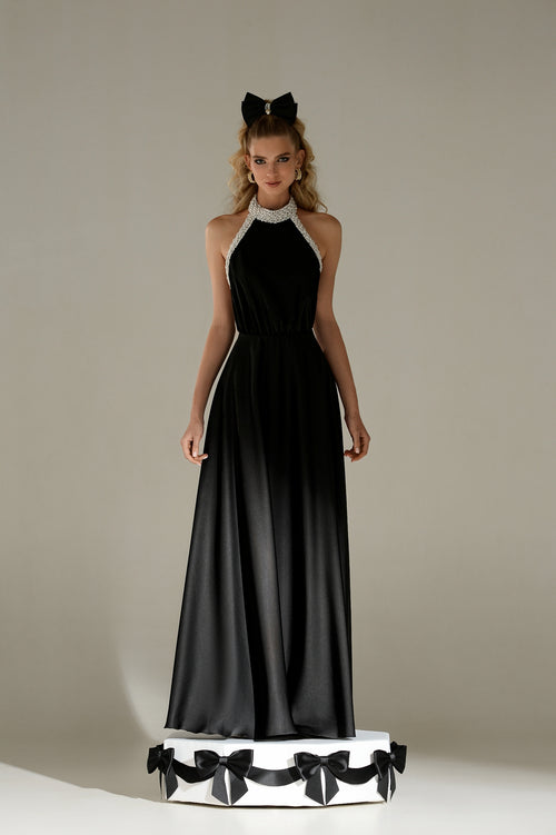 Robe longue en soie à col licou et perles
