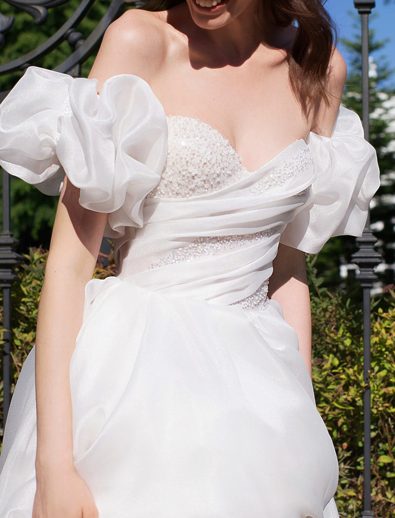 Exquisito vestido de novia de organza sin tirantes con mangas extraíbles