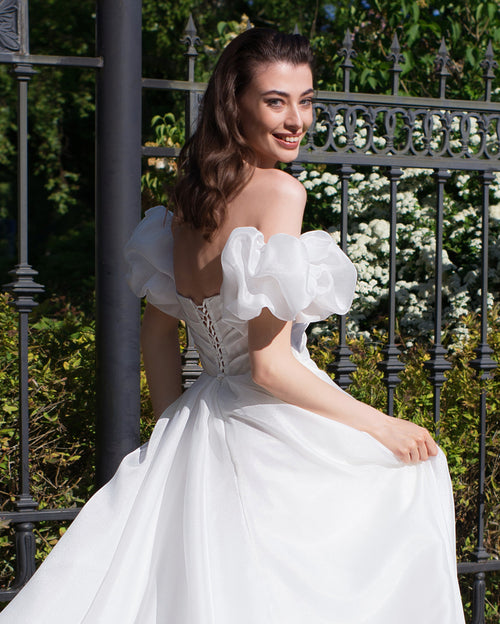 Exquisito vestido de novia de organza sin tirantes con mangas extraíbles