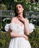 Exquisito vestido de novia de organza sin tirantes con mangas extraíbles