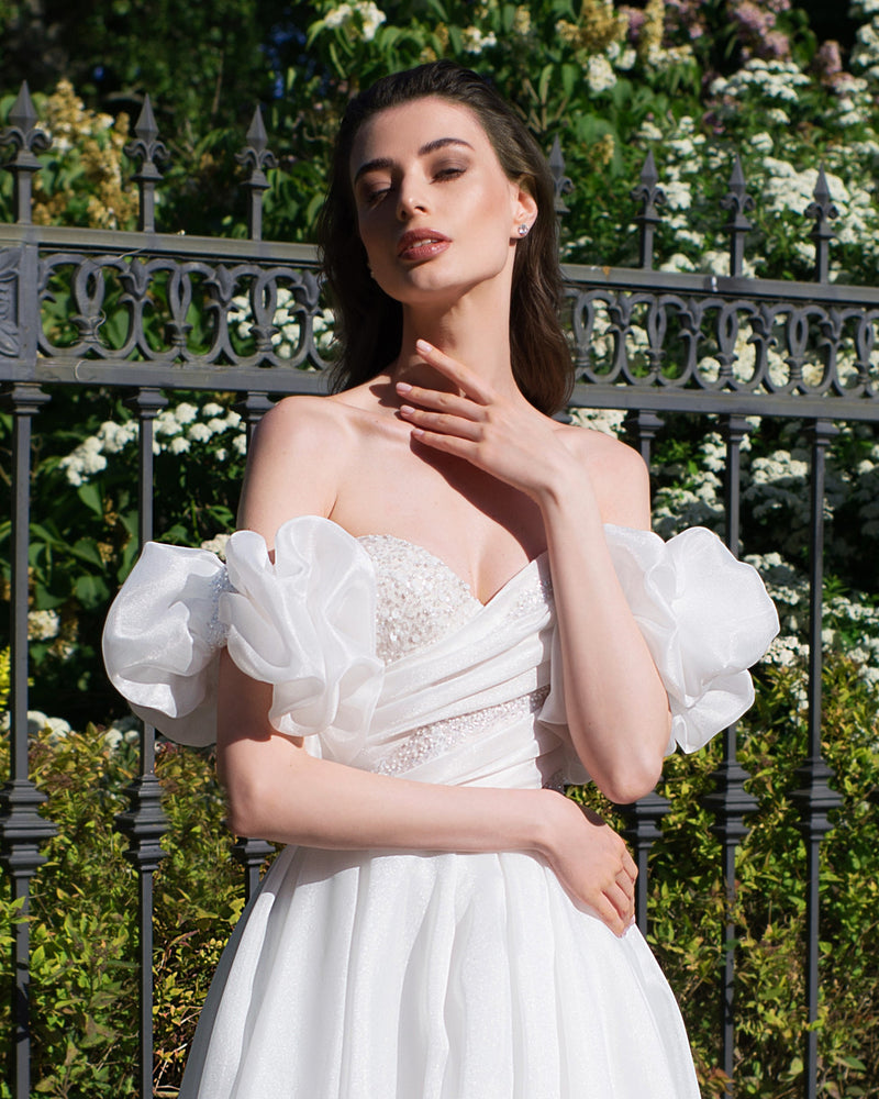 Robe de mariée exquise sans bretelles en organza avec manches amovibles