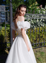 Exquisito vestido de novia de organza sin tirantes con mangas extraíbles