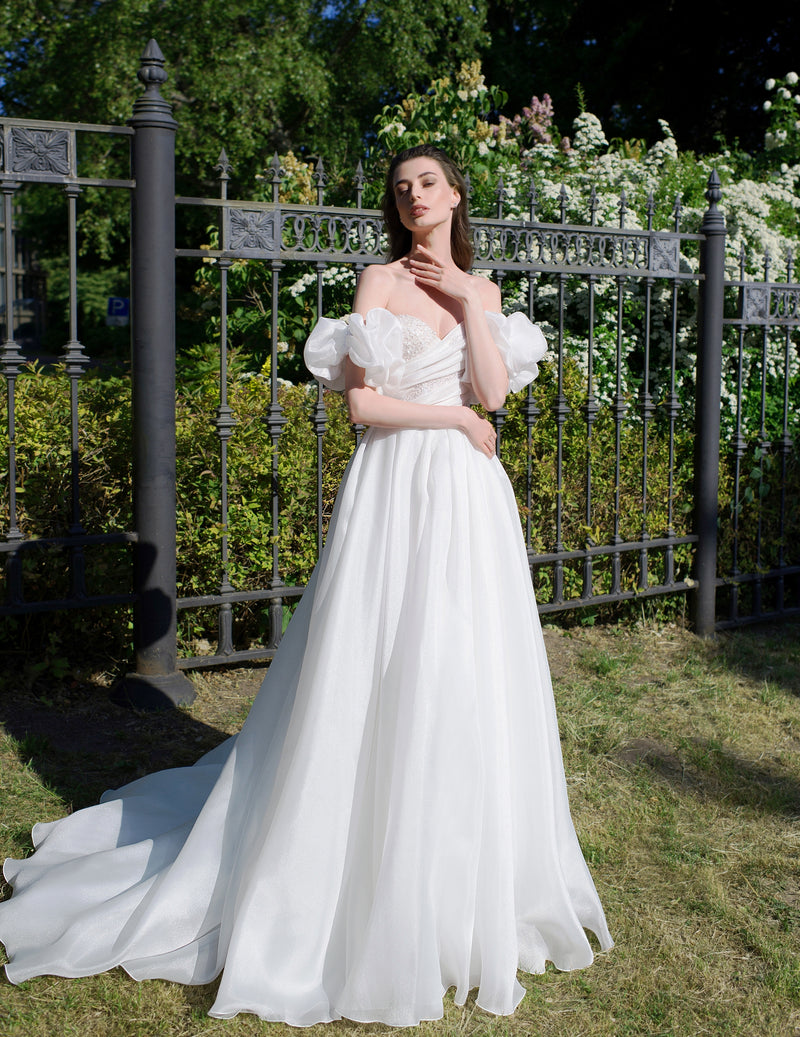 Exquisite Strapless Organza Wedding Dress with Removable Sleeves