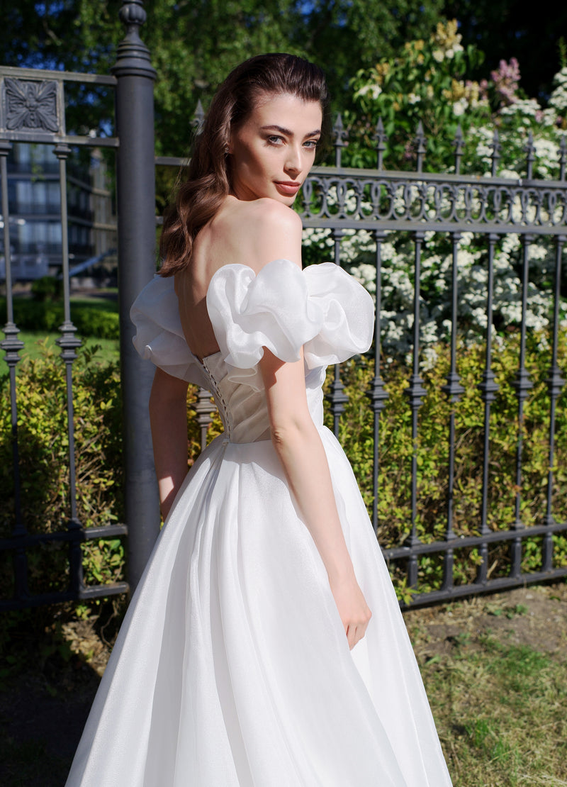 Robe de mariée exquise sans bretelles en organza avec manches amovibles