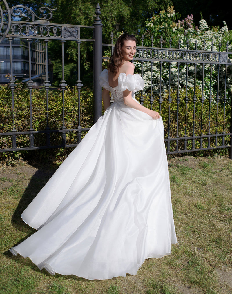 Exquisito vestido de novia de organza sin tirantes con mangas extraíbles