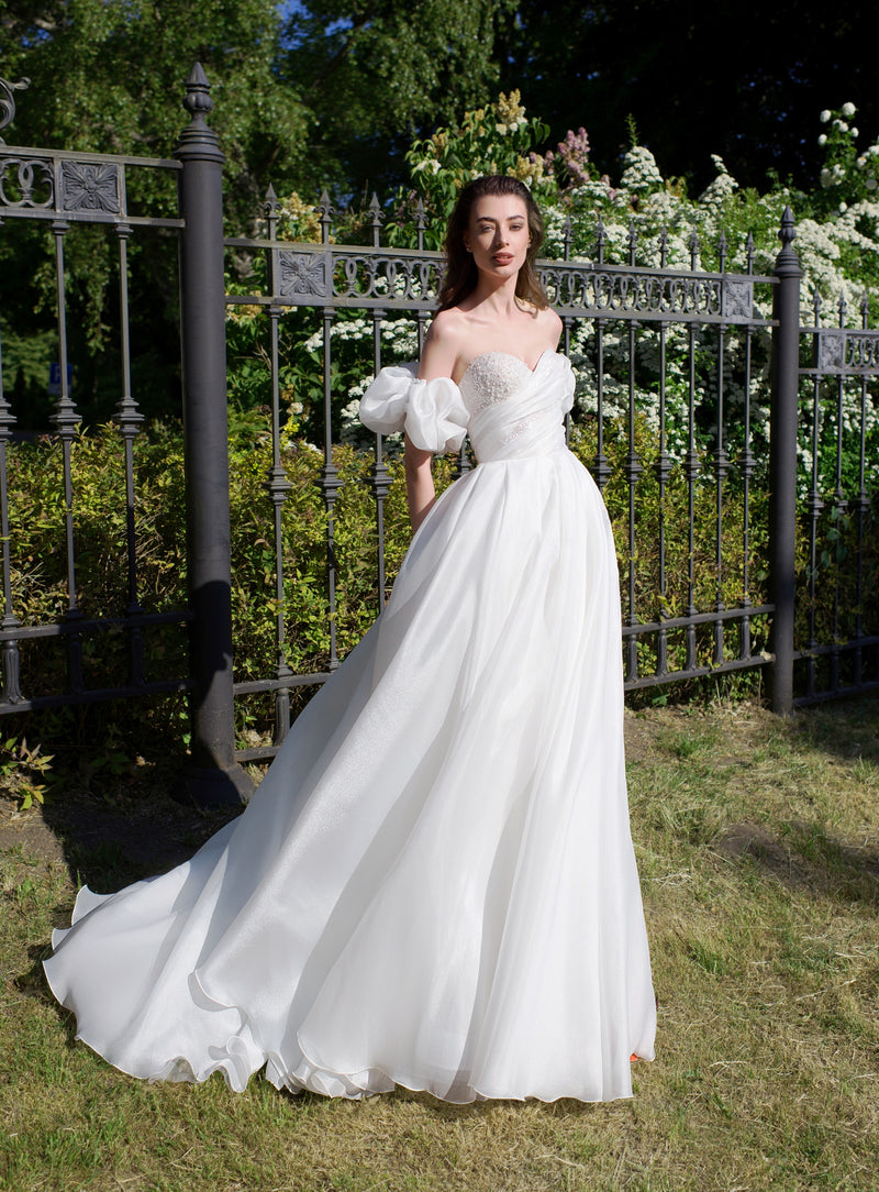 Robe de mariée exquise sans bretelles en organza avec manches amovibles