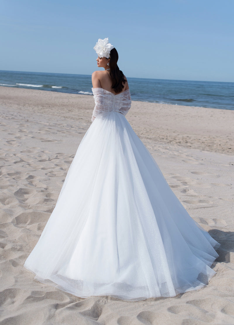 Vestido de novia princesa con hombros descubiertos y mangas extraíbles