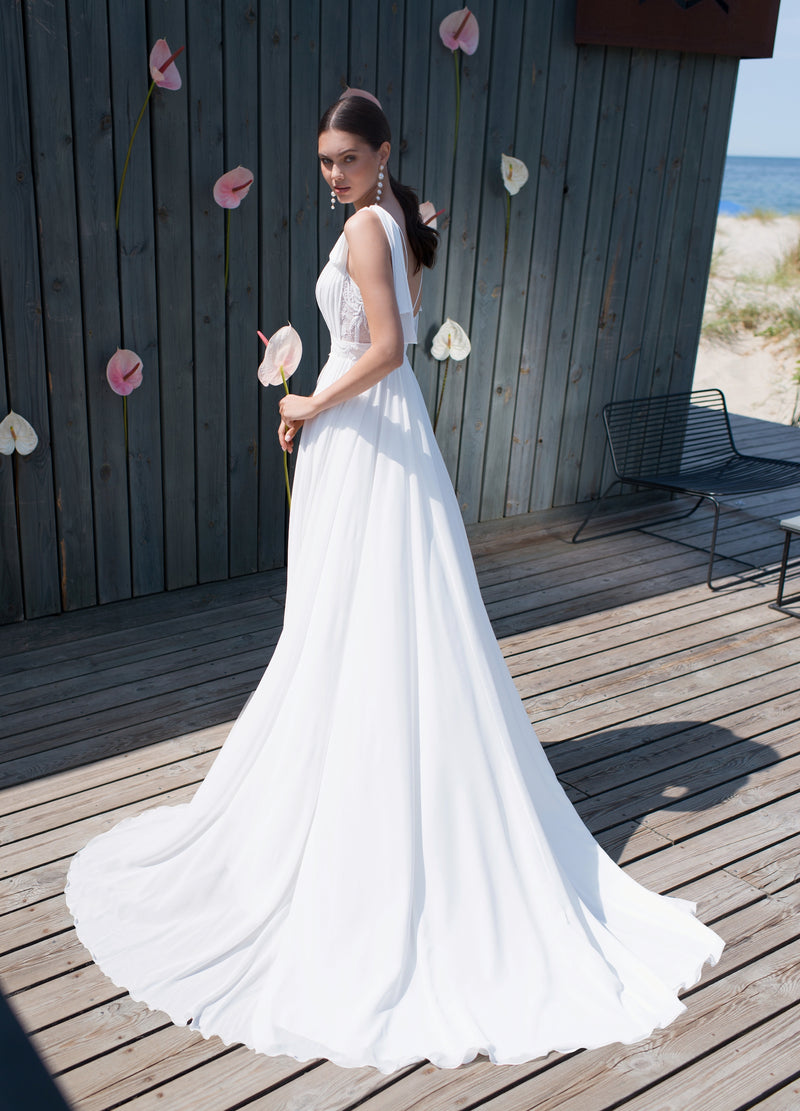 Robe de mariée fourreau délicate à col en V et haut en dentelle