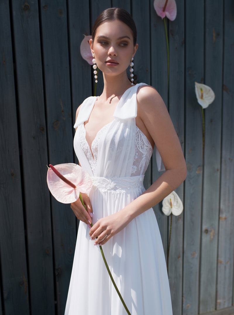 Robe de mariée fourreau délicate à col en V et haut en dentelle