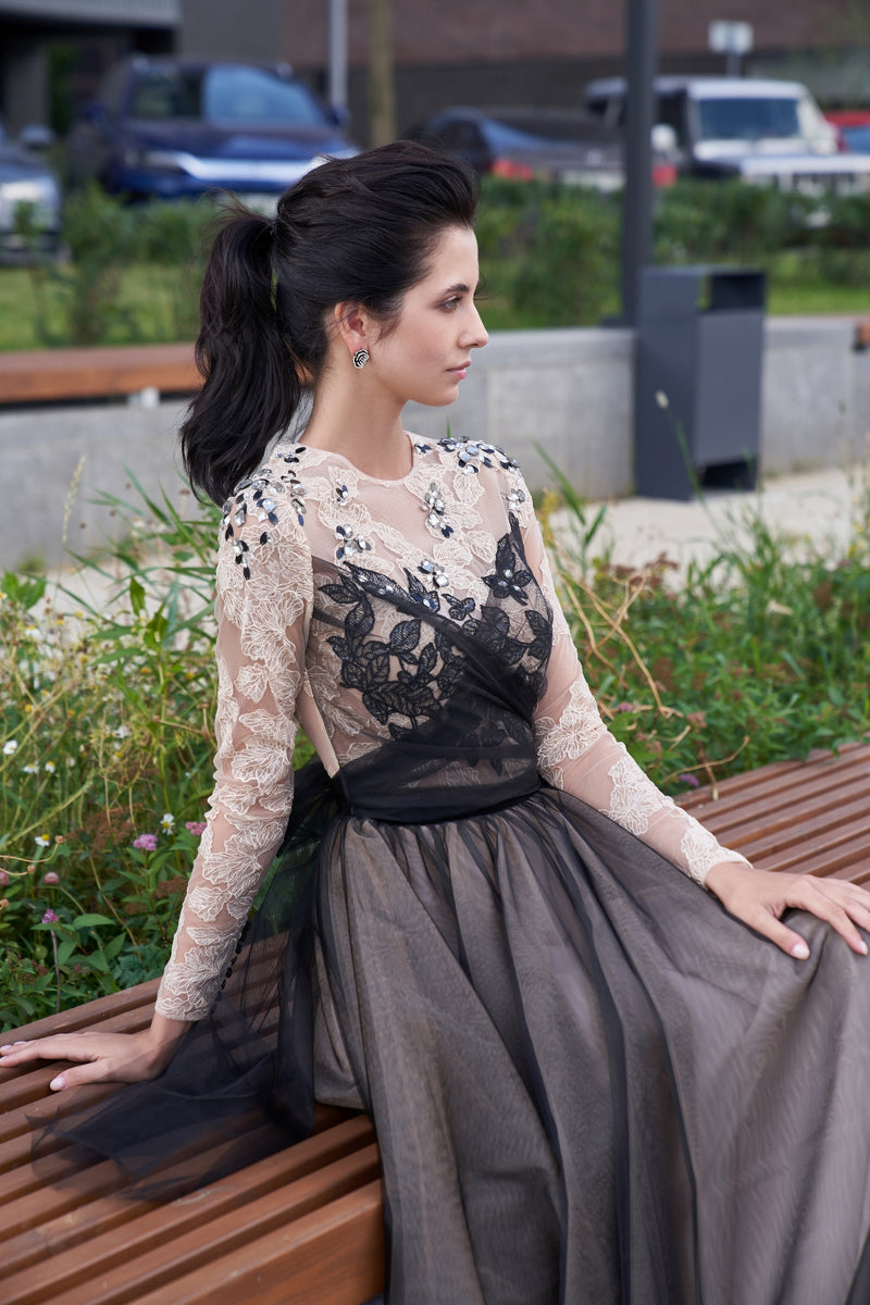 Robe noire mi-longue en dentelle et tulle à manches longues 