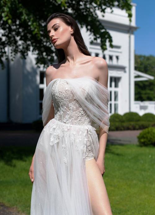 Vestido de novia sexy de corte A con hombros descubiertos y pantalones cortos