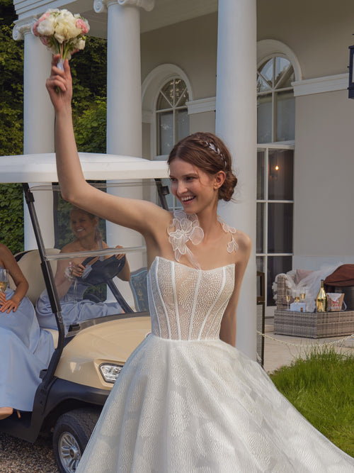 Vestido de novia sin tirantes con decoración