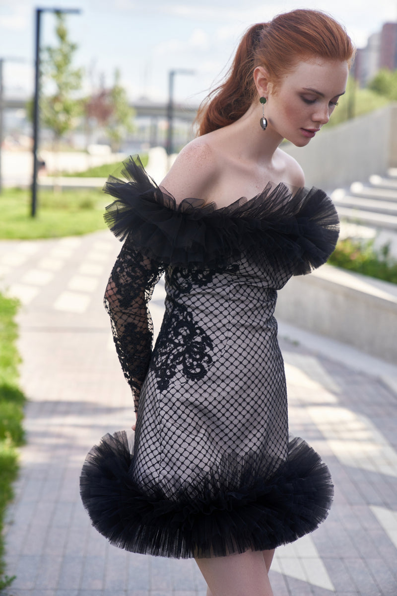 Mini vestido de cóctel negro con hombros descubiertos y mangas transparentes 