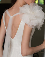 Robe de mariée sirène à col en V profond avec fleur 3D sur l'épaule