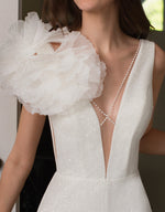 Vestido de novia sirena con escote en V profundo y flor 3D en el hombro