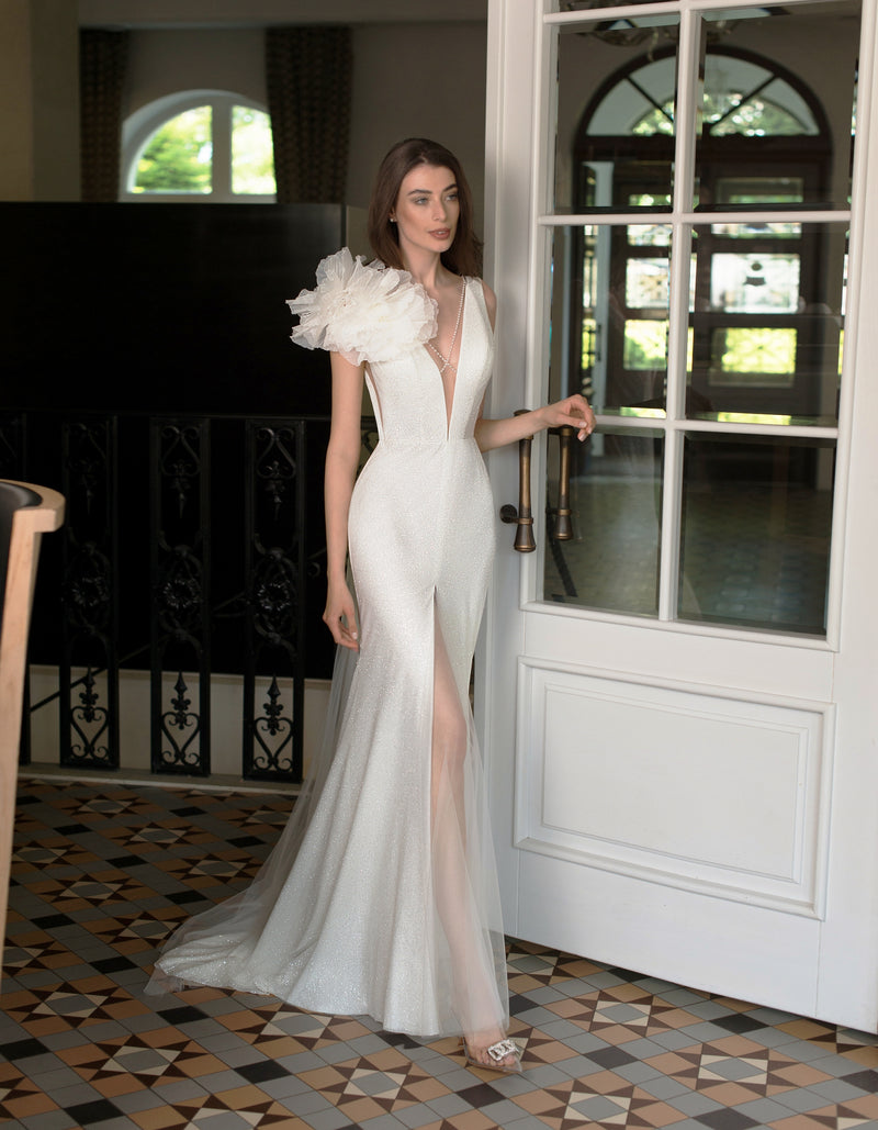 Robe de mariée sirène à col en V profond avec fleur 3D sur l'épaule