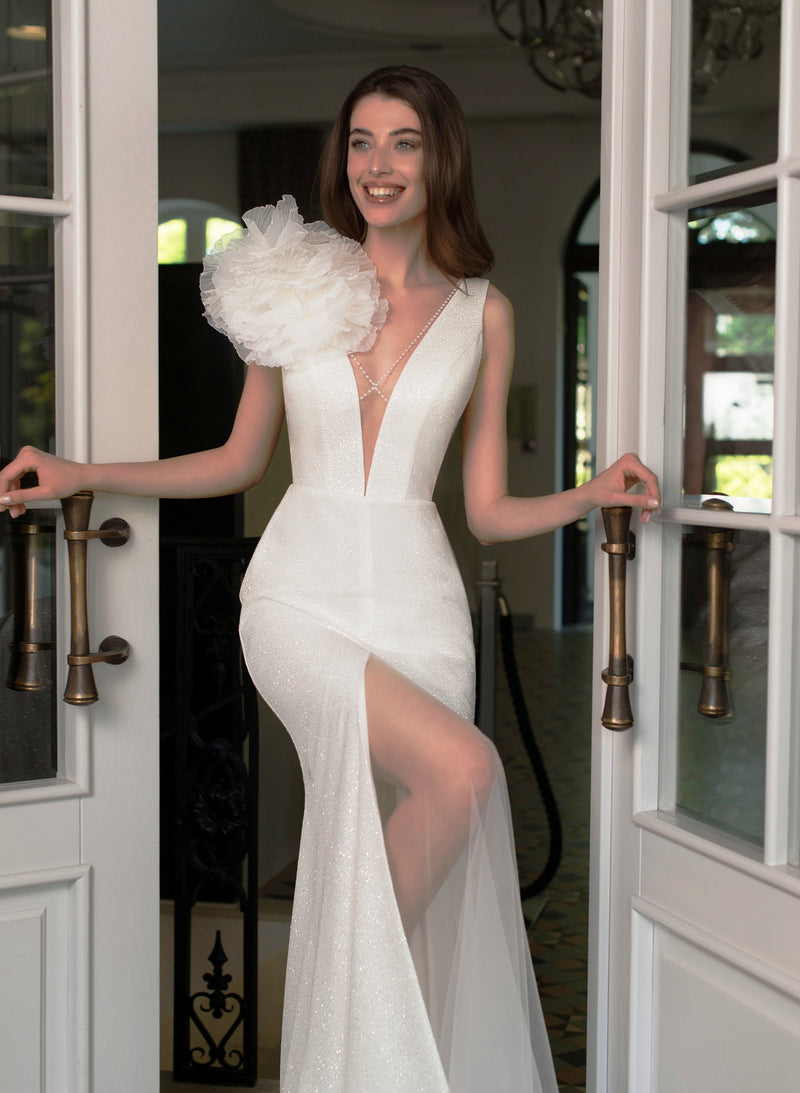 Robe de mariée sirène à col en V profond avec fleur 3D sur l'épaule