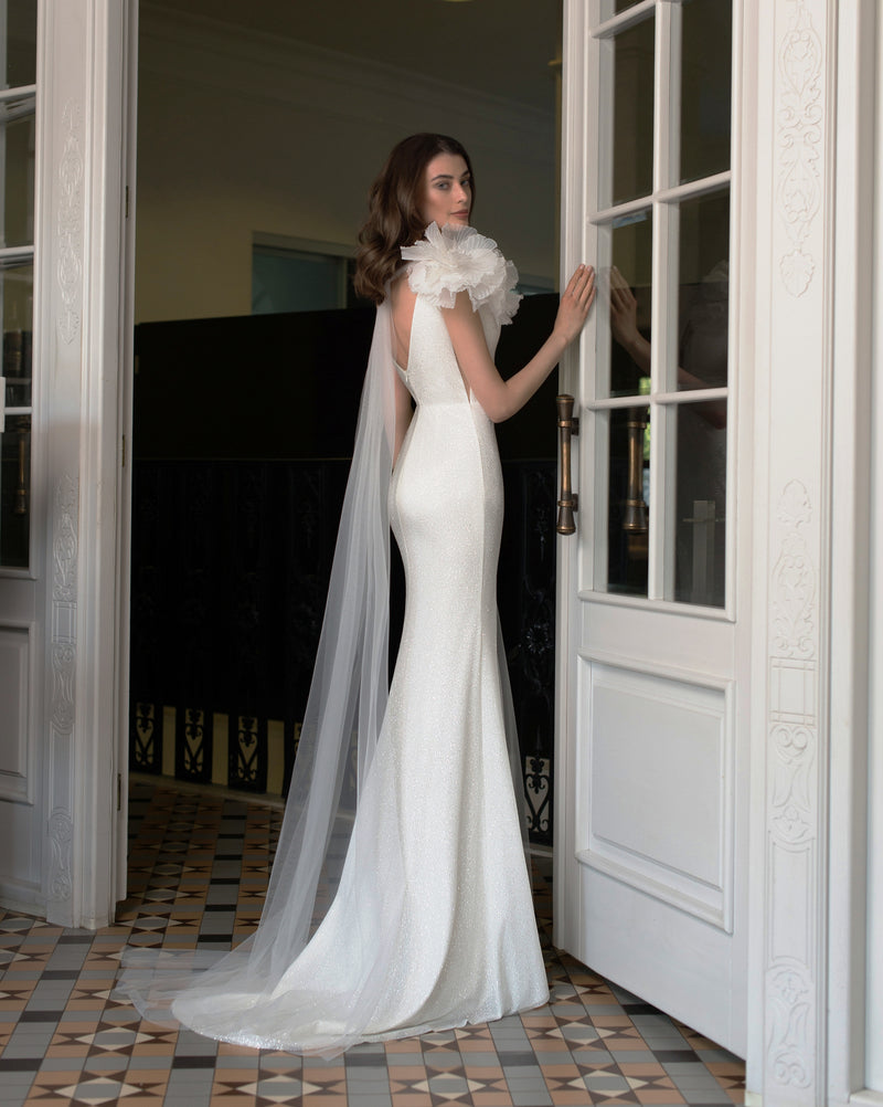 Robe de mariée sirène à col en V profond avec fleur 3D sur l'épaule