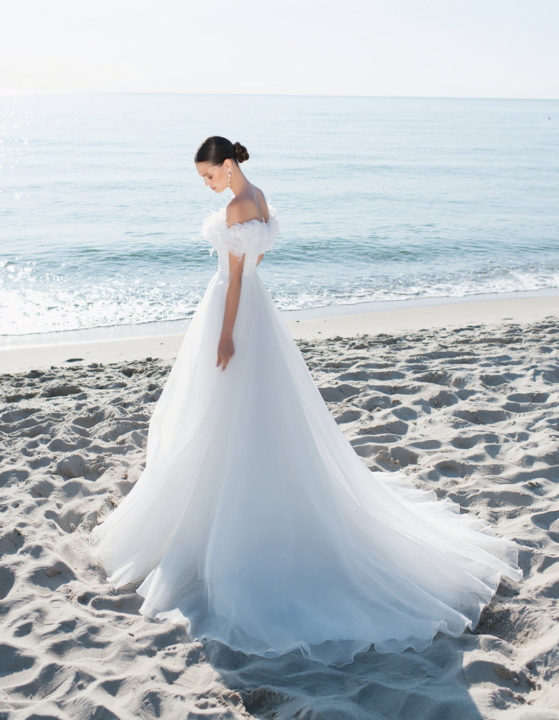 Vestido de novia único con hombros descubiertos y corte A