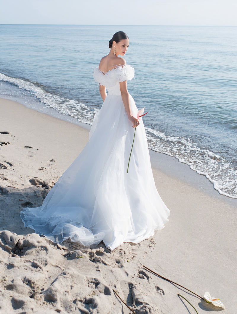 Vestido de novia único con hombros descubiertos y corte A