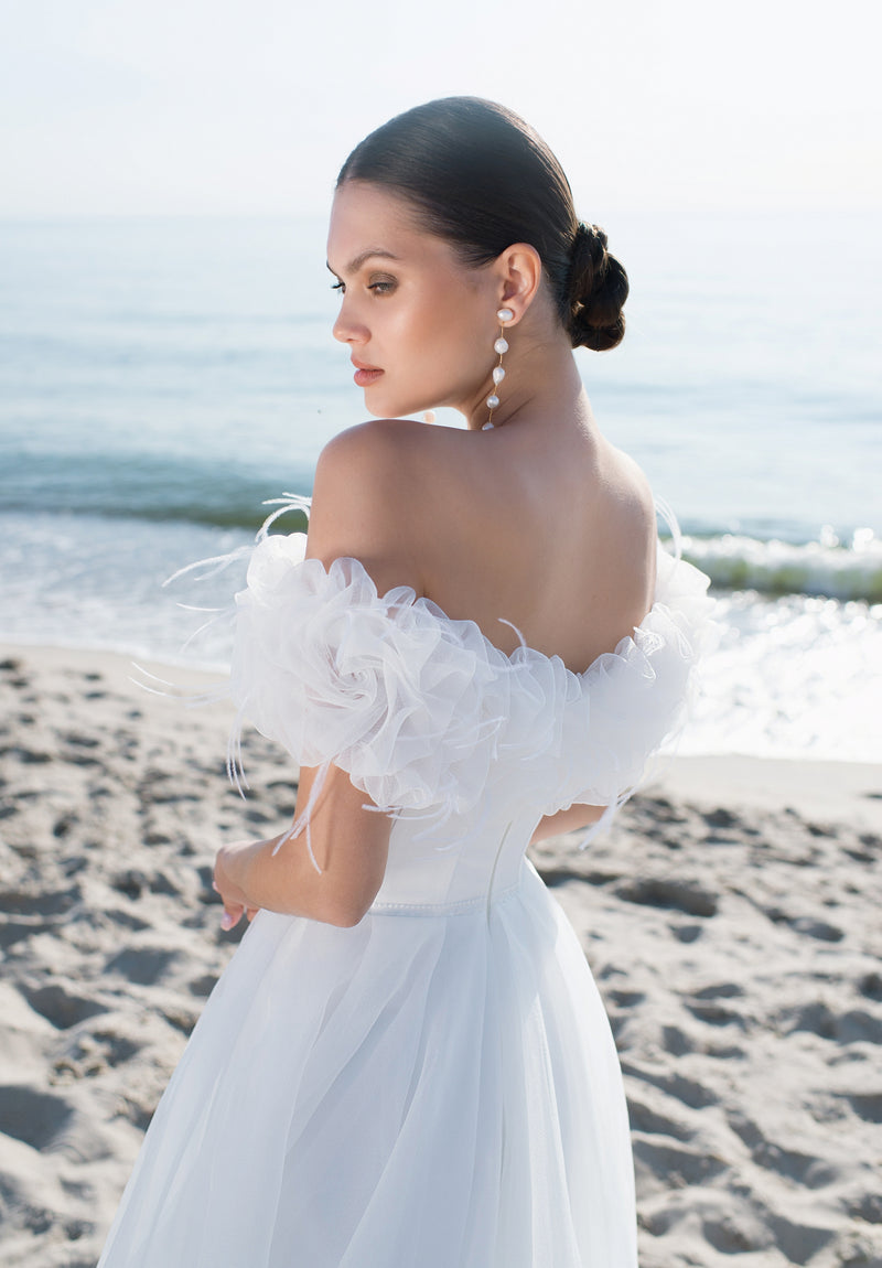 Vestido de novia único con hombros descubiertos y corte A