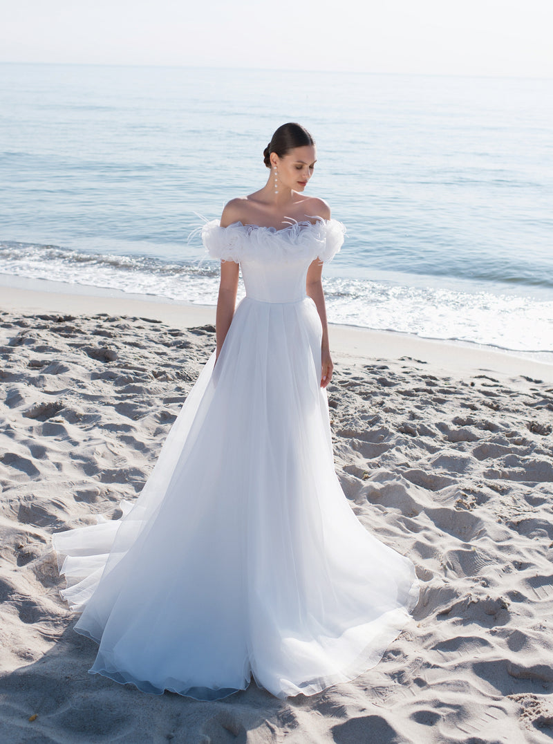 Vestido de novia único con hombros descubiertos y corte A