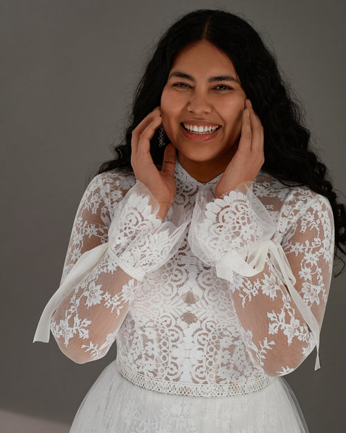 Robe de mariée bohème en dentelle à manches longues et col haut 