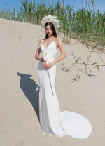 Vestido de novia de seda sirena con espalda abierta y tirantes finos