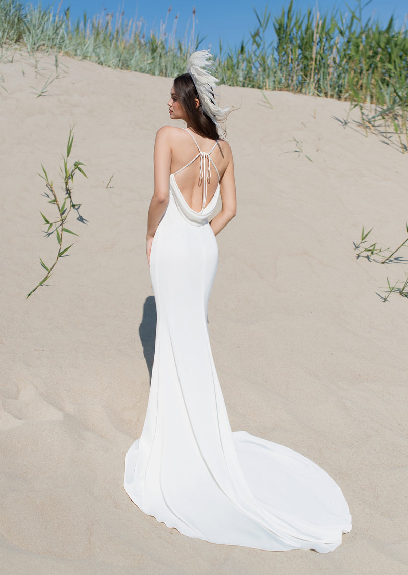 Vestido de novia de seda sirena con espalda abierta y tirantes finos