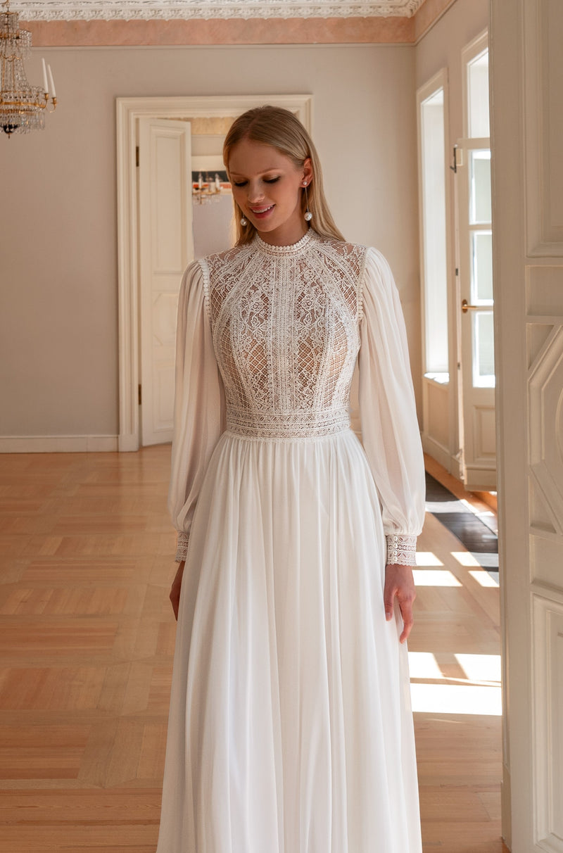 Vestido de novia bohemio modesto con escote alto, manga larga, corte A y espalda abierta