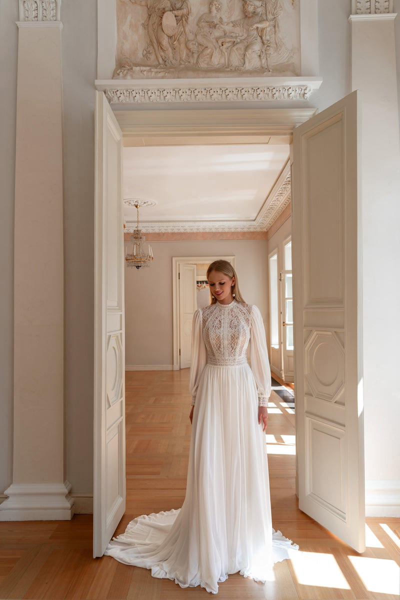 Vestido de novia bohemio modesto con escote alto, manga larga, corte A y espalda abierta