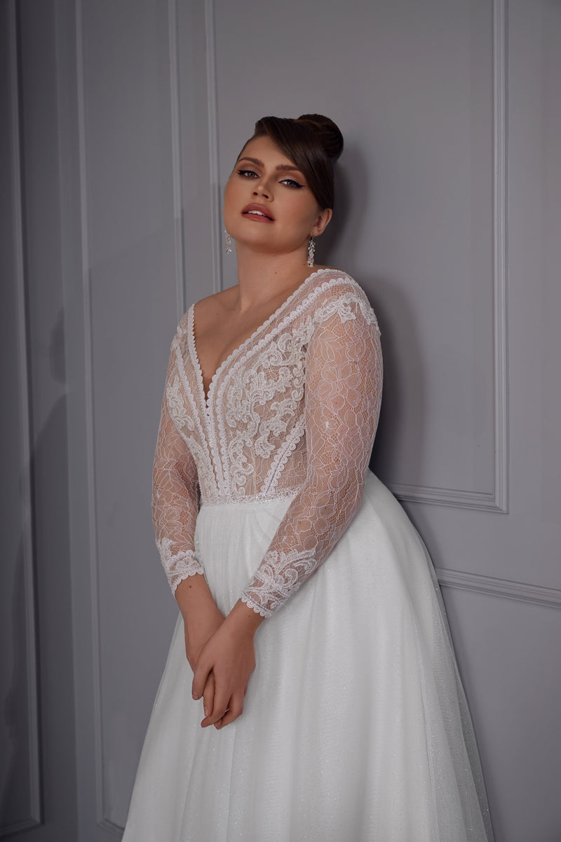 Long Sleeve A-Line Plussize Glitter Wedding Gown EU44 Long Sleeve A-Line Plussize Glitter Wedding Gown EU44