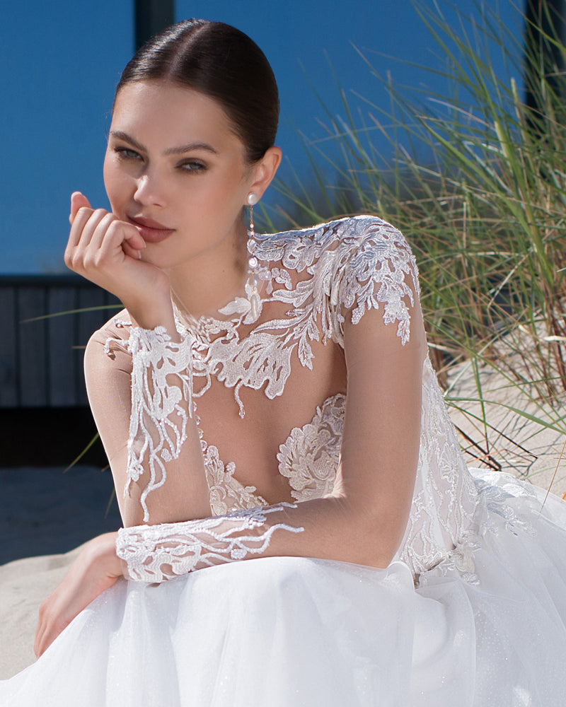 Robe de mariée trapèze à manches longues transparentes avec un superbe haut en dentelle