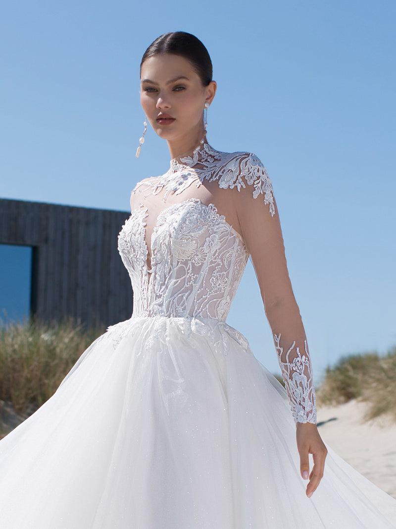 Robe de mariée trapèze à manches longues transparentes avec un superbe haut en dentelle