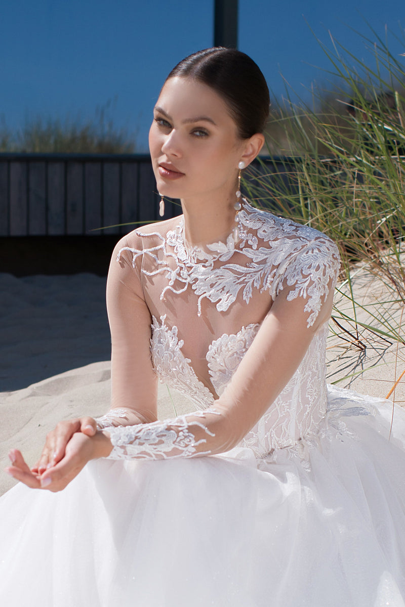 Vestido de novia evasé de manga larga transparente con un impresionante top de encaje