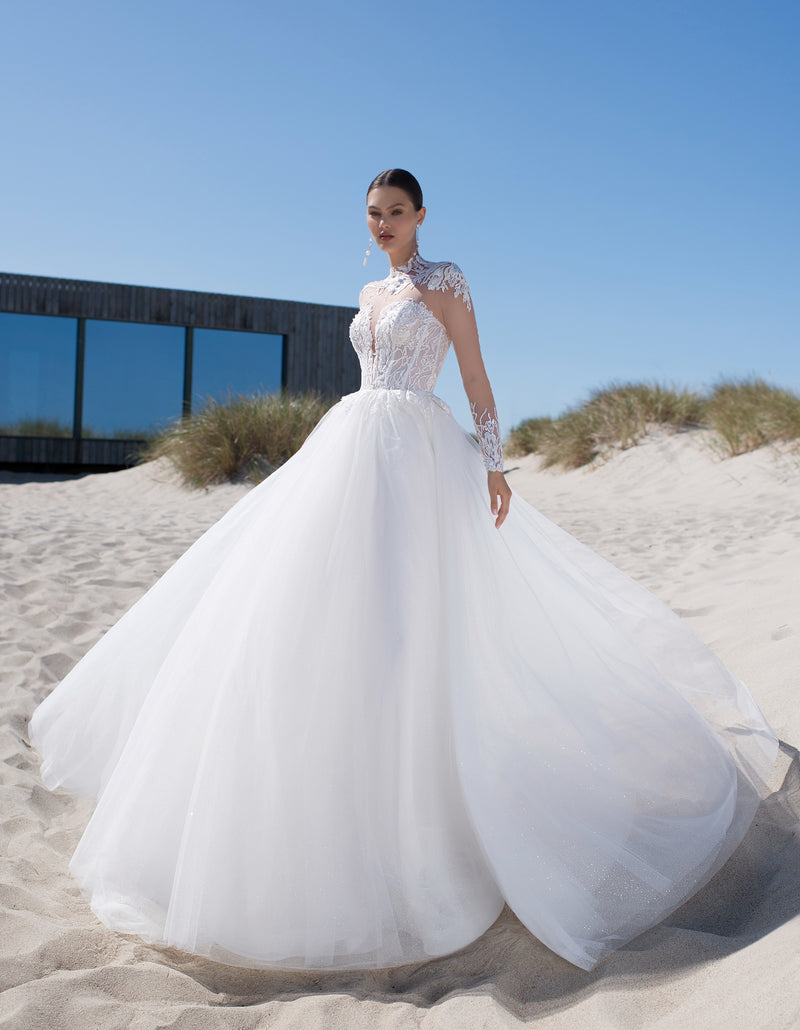 Robe de mariée trapèze à manches longues transparentes avec un superbe haut en dentelle