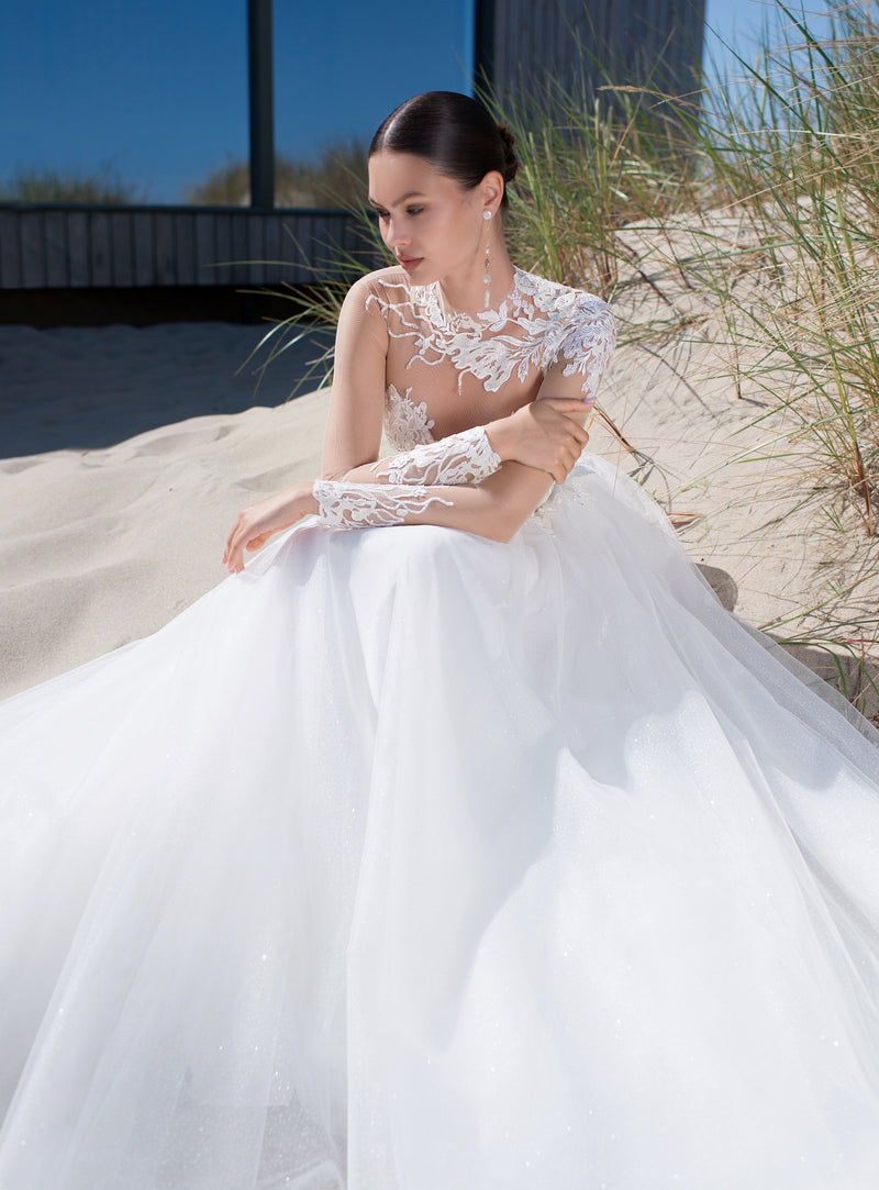 Robe de mariée trapèze à manches longues transparentes avec un superbe haut en dentelle