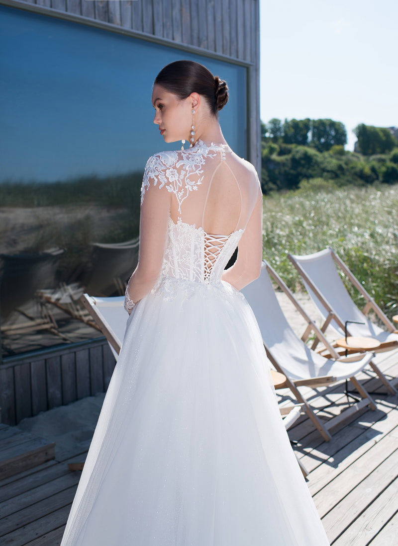 Robe de mariée trapèze à manches longues transparentes avec un superbe haut en dentelle